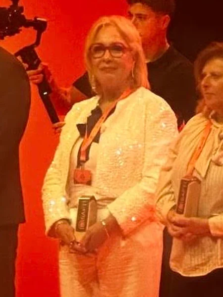 Rim Schaub sur la scène de la convention nationale SAFTI, son trophée à la main
